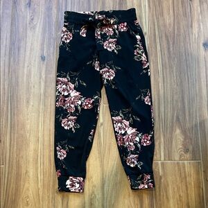 Dynamite Women’s Black Floral Cropped Pants